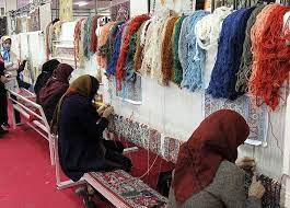 انتظار برای پیوستن به لیست بیمه نتیجه سال‌ها گره‌زدن زندگی با تاروپود قالی در روستای مرندیز است